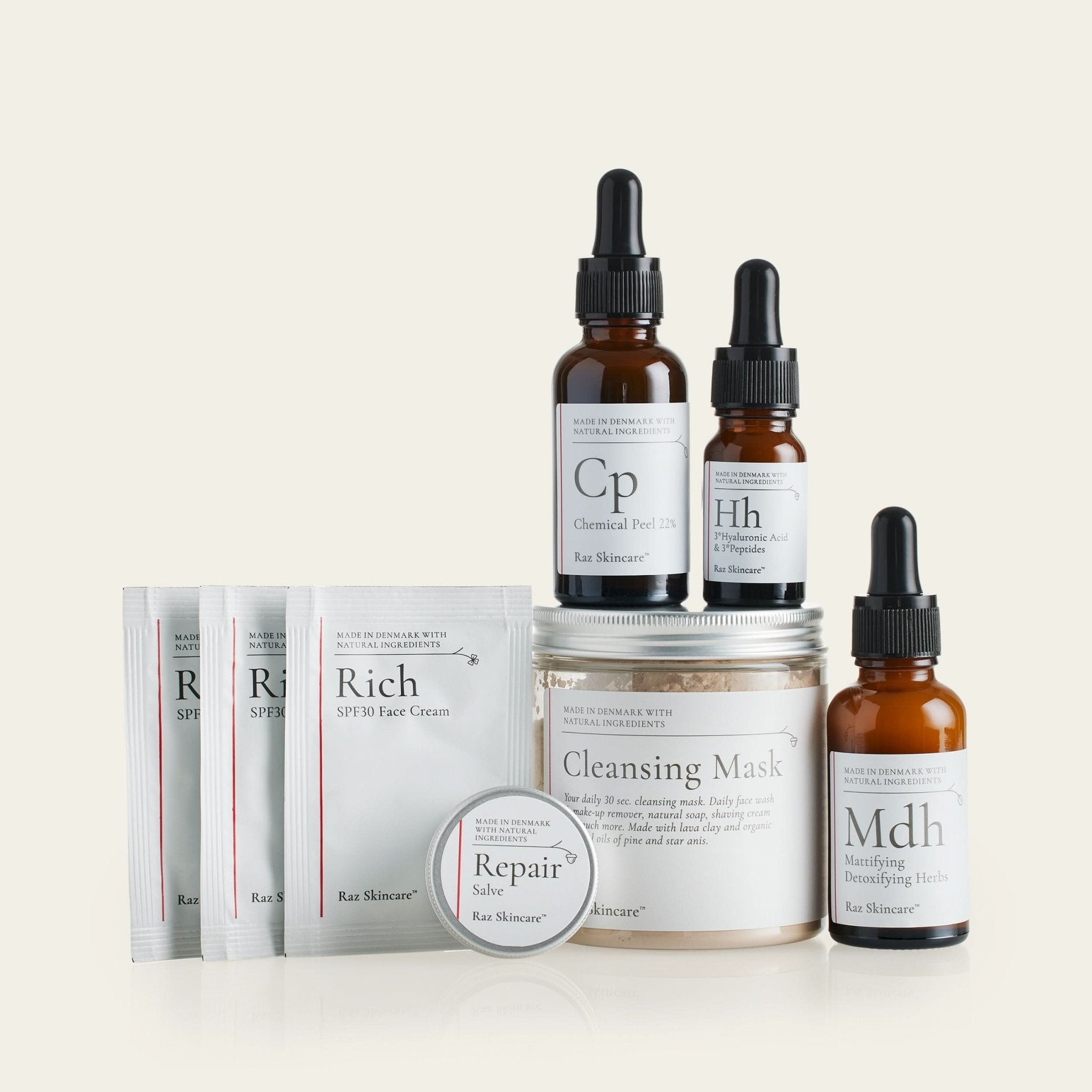 Pakke mod Forstørrede porer placeret på en sand farvet baggrund, alle produkter er fra Raz Skincare