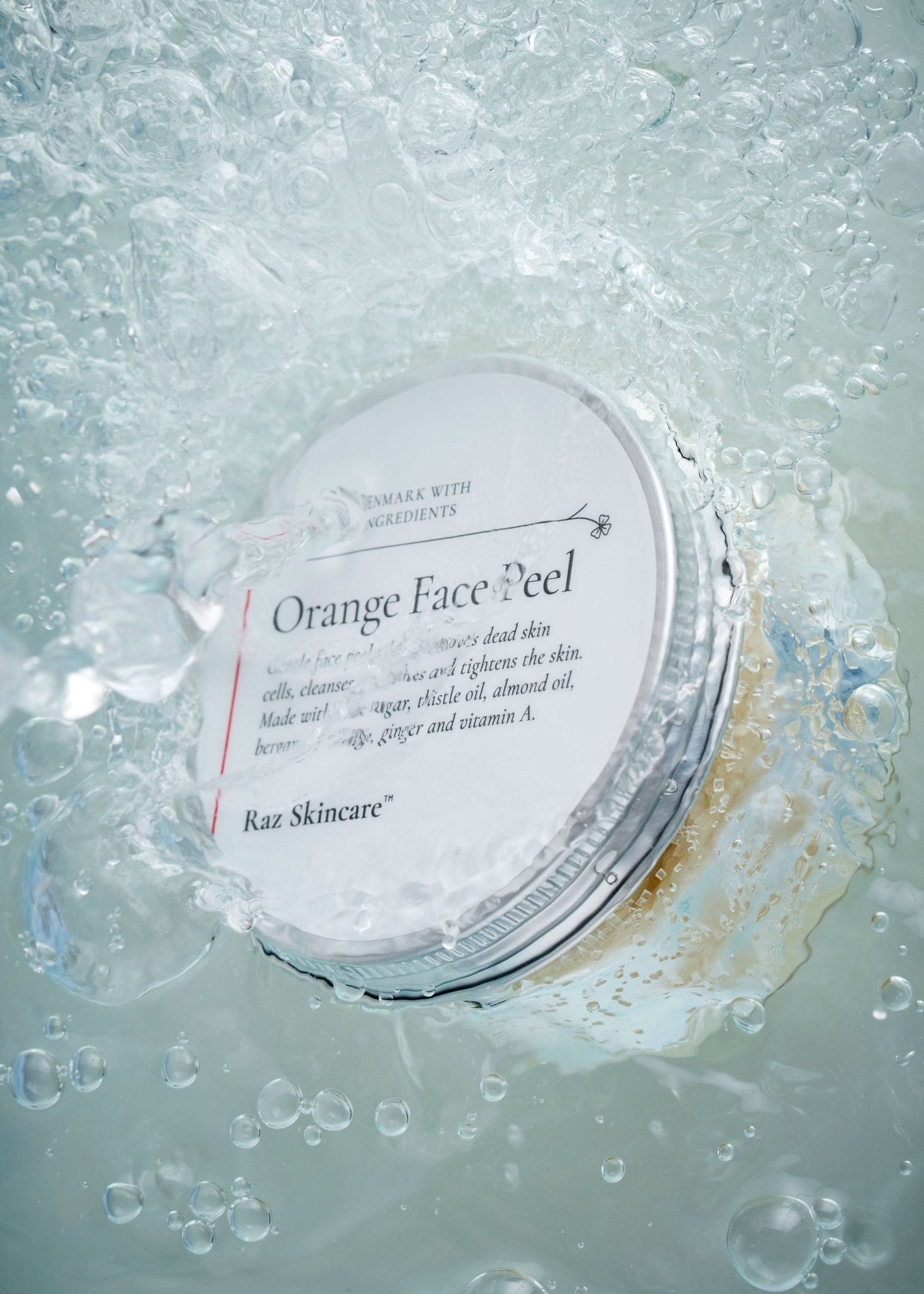 Orange Face Peel 100g - Raz Skincare - Orange Face Peel under vand med nogle vandbobler rundt om