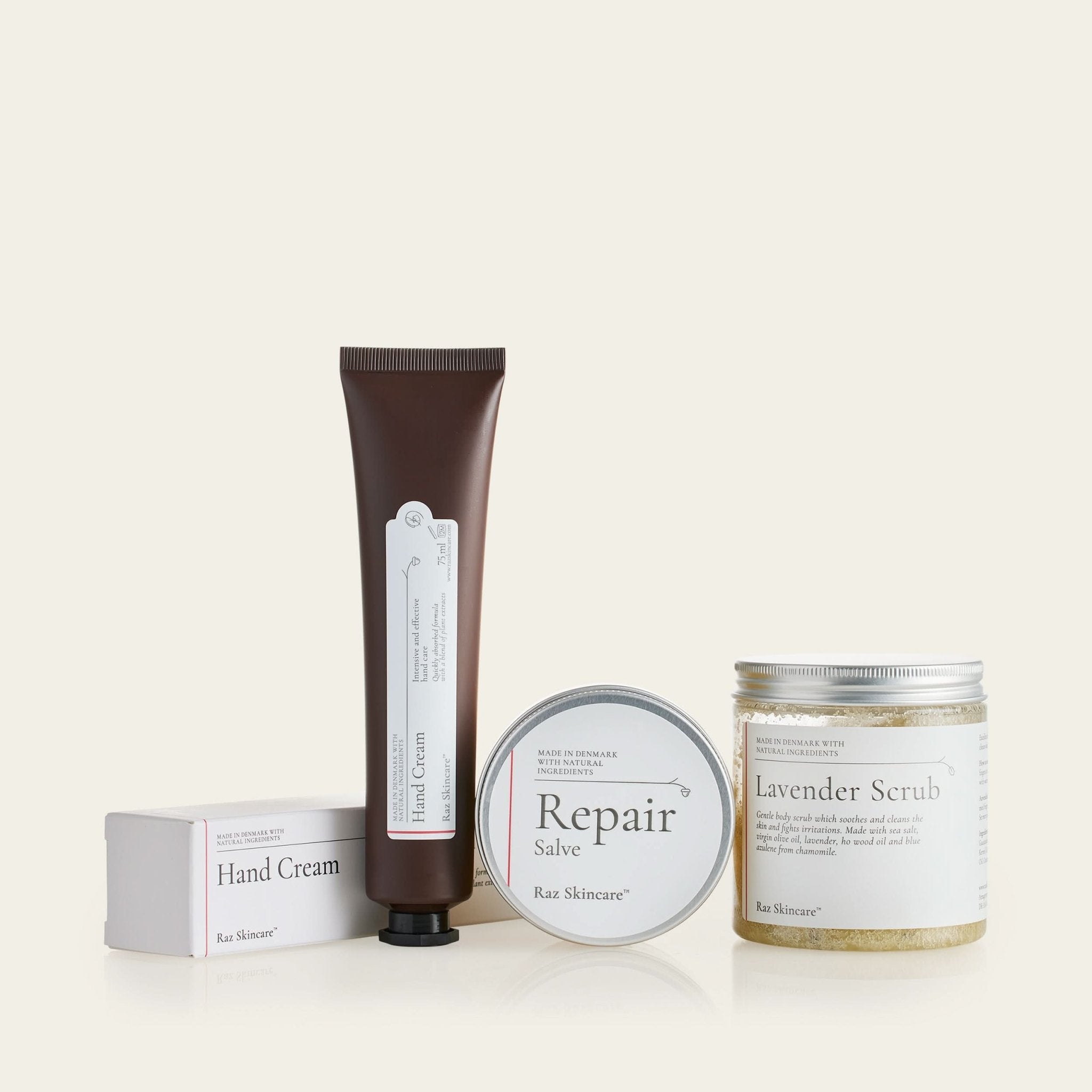 Hænder der sprækker pakke, som indeholder Hand Cream, Repair og Lavender scrub til at få repareret og bløde hænder